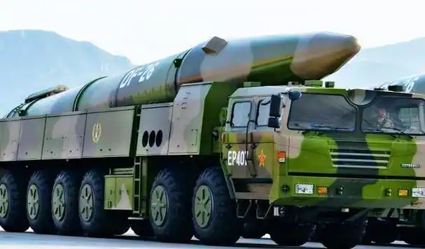 敢乱来就摧毁!数十辆导弹车轮番出动,上百枚战术核导弹随时出击