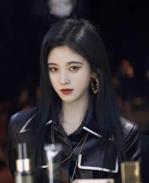 鞠婧祎大黑后终于要红了,咬唇卖萌楚楚可怜,这次竟然没被说