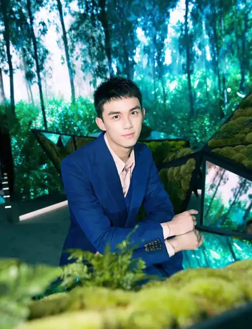 吴磊宝蓝西装出席品牌活动 夏末初秋的如风少年气