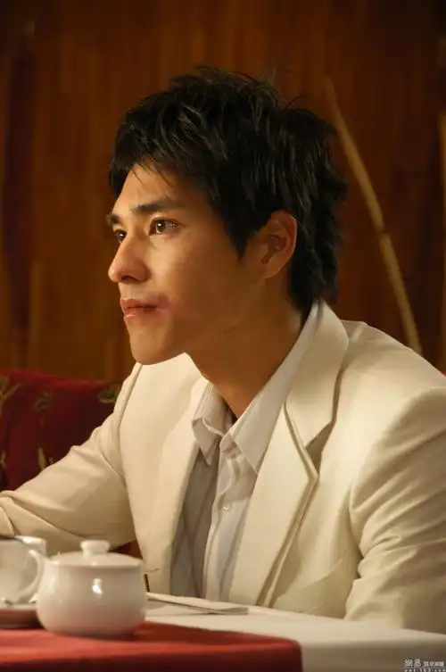 1979年12月26日出生于台湾省台北市,祖籍山东烟台龙口,华语影视男演员