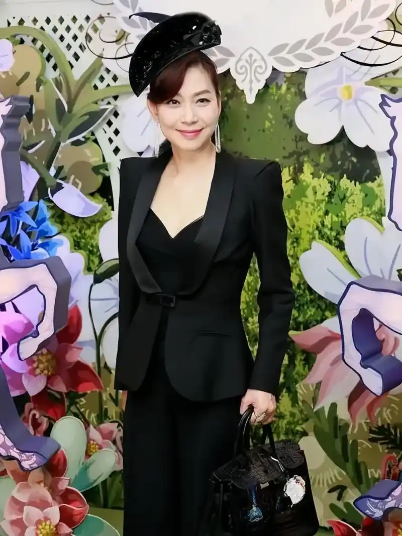 邝美云是一位充满魅力的58岁女性.