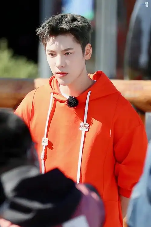 王子异[超话]#97#王子异极限挑战宝藏行#又可爱又觉得太阳好晒77