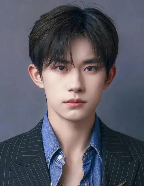 tins西服身着西服的易烊千玺你喜欢吗