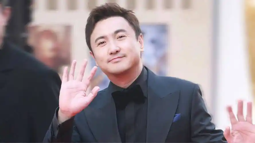 沈腾瘦了好多腰部线条明显又有了当年军艺校草的感觉了