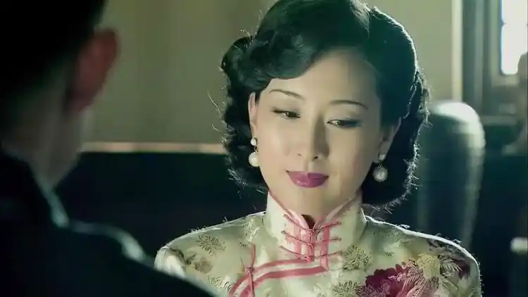 旗袍:关萍露和木村聊天,两人相谈甚欢