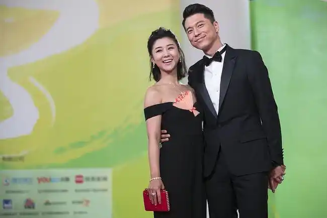 李小萌与老公高调秀恩爱同穿黑衣像情侣装搂腰亲亲看着好甜蜜