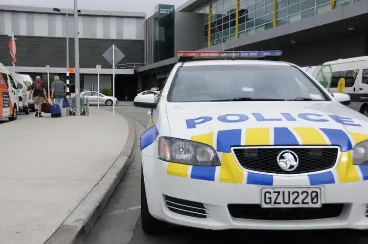 3月17日,警车停在新西兰克赖斯特彻奇国际机场.