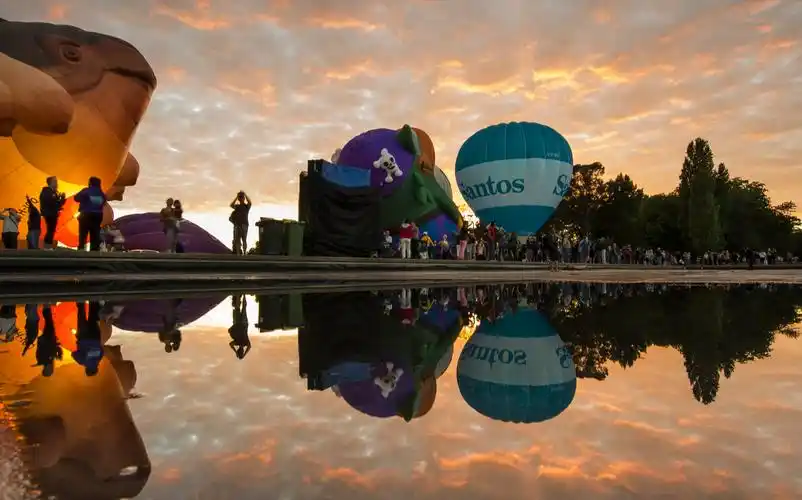 get   close-up view of the balloons in canberra with free