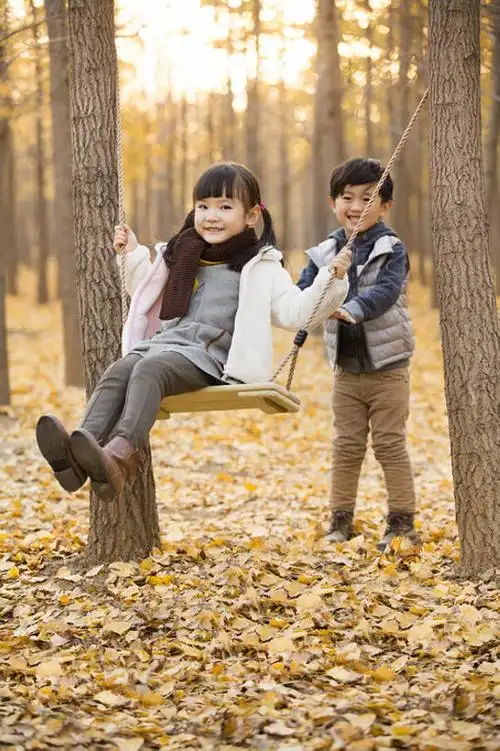 东方人,婴儿,儿童,两个人,兄弟,姐妹,站,推,笑,微笑,露齿笑,竖图,室外