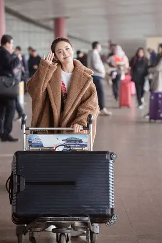 张佳宁启程巴黎时装周机场玩转休闲风清新可人