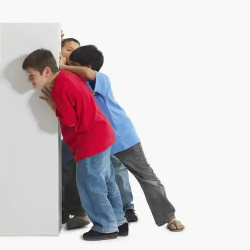 团队,欧洲,欧洲人,服装,裤子,墙,注视,牛仔裤,休闲装,墙壁,墙面,小孩