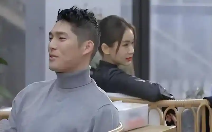 吴永恩王子文录综艺,被路人盛赞颜值高_身材_女友_穿着