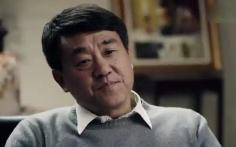 何冰的个人资料(演员何冰:娶初中同学为妻,婚后生一子,生活幸福甜蜜)