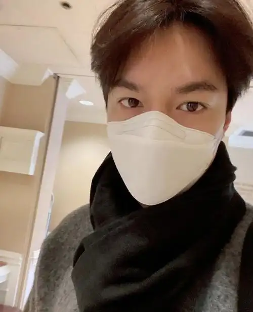 33对李敏镐深夜晒照熬夜也是牛奶肌肤无倦容慵懒穿搭不失霸气