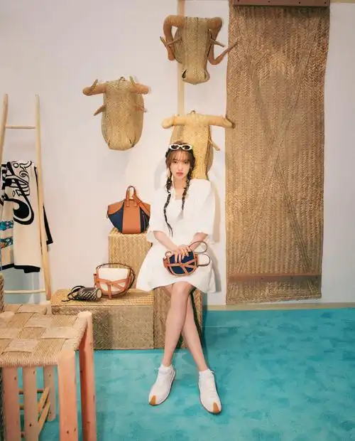 身着白色连衣裙的程潇太可了卡斯柏居然想做搜狐时尚主持人