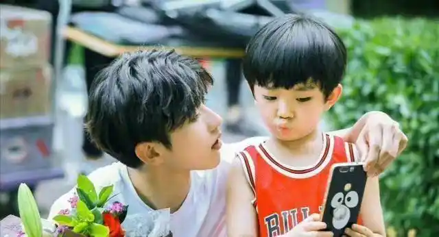 唱《情人》的蔡徐坤为什么会招小孩子喜欢?_小朋友_宝宝_哥哥