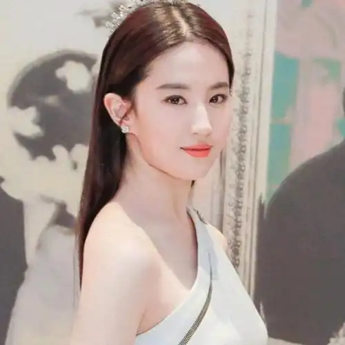 刘亦菲素颜逛街,皮肤紧致光滑不像35岁年龄 助理大包小包拎不住了