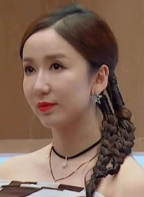 填充拉低颜值,看看这些漂亮女明星,就知道什么叫整容变毁容_娄艺潇