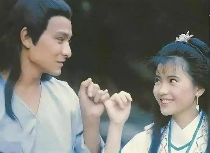 她和刘德华两个人曾是多年的挚交好友,不仅经常帮助蓝洁瑛还专门