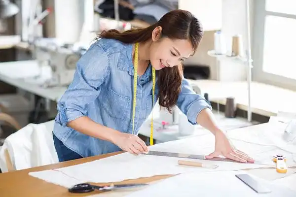 服装设计师在工作室工作