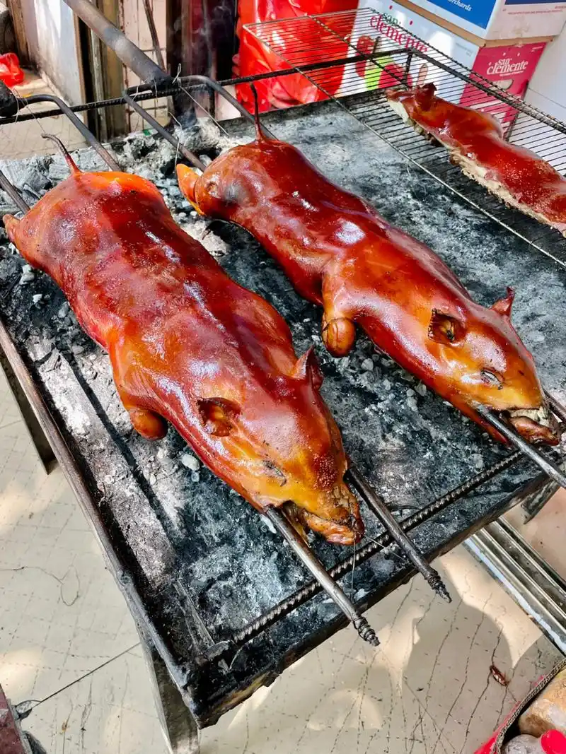 海南东方十大美食之首——四更烤乳猪9799 9515亚香烤猪美食