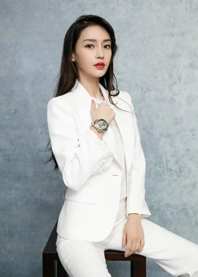 杨颖女总裁?一袭白的look西服装造型惊艳,裤脚拖地好显高!