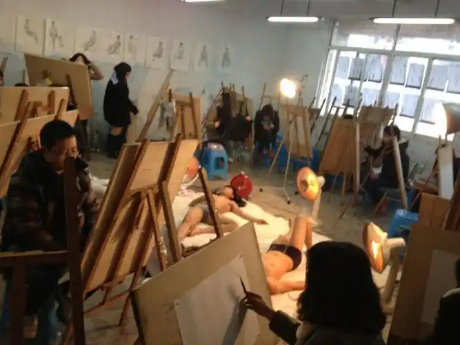 人体课绘画现场