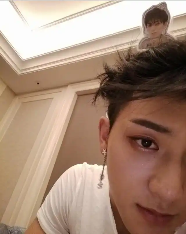 黄子韬暴露了自己的"素颜"照,网友:这皮肤有点黑,但还是帅