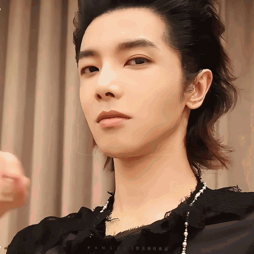 2024华晨宇火星演唱会#这小表情太可爱了吧,急急小绒:诶呀本来想宜＃