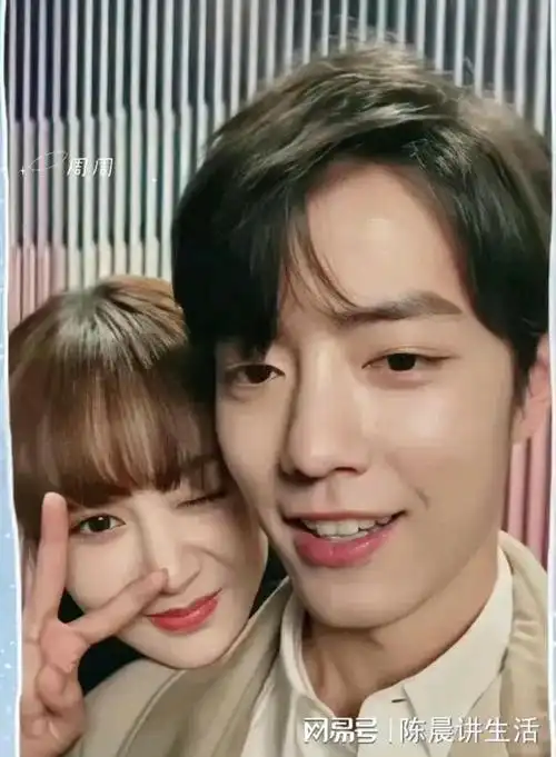 照片中看一看出杨紫很开心,而肖战也是各种配合,各种搞怪,两个人默契
