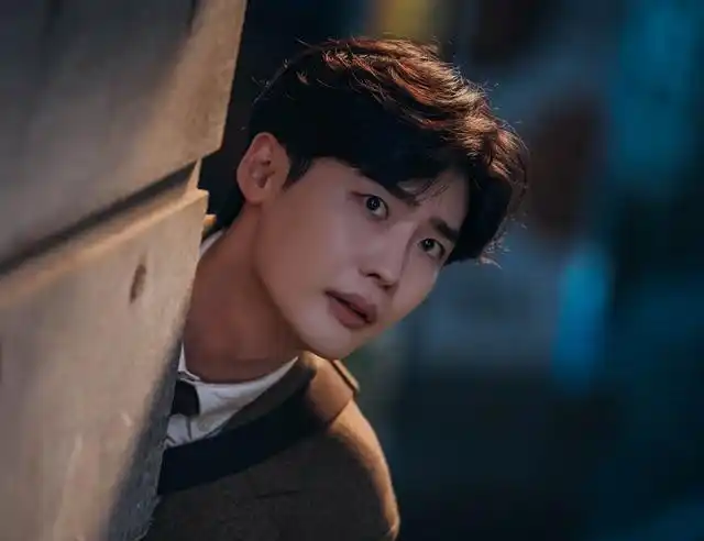 李钟硕晒出受伤剧照,鼻子和嘴唇露出一道血痕,满脸淤青眼睛肿大