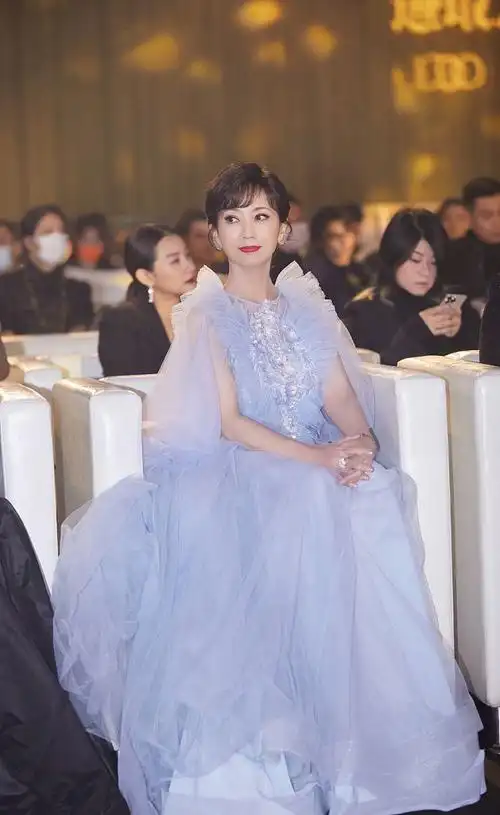 赵雅芝出席搜狐时尚盛典优雅大气着紫纱礼服笑容明媚