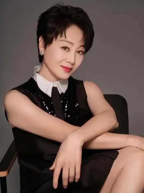 58岁王姬身材真丰满穿蓝色蕾丝连衣裙不见赘肉气质太惊艳