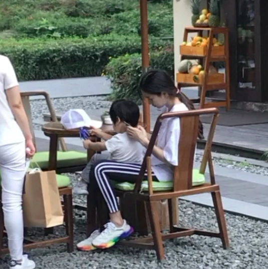 原创网友偶遇angelababy带2岁儿子小海绵玩耍素颜也超少女