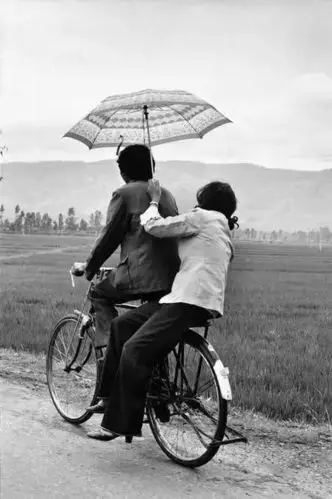 【黑白老照片记录下80年代的中国生活,已是满满的回忆!】