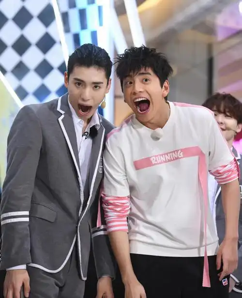 王大陆开口跪霸屏热搜 粉丝力挺留言求专辑