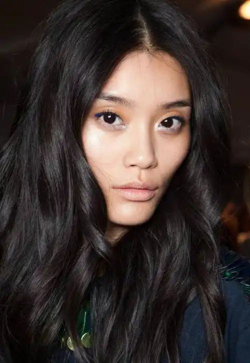 阔太奚梦瑶早期照片曝光,国际超模脸棱角分明,瘦骨嶙峋成纸片人_黑色