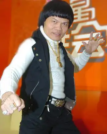 64岁"八两金"全家照,儿子帅气,老婆亏光家产,称周星驰是兄弟