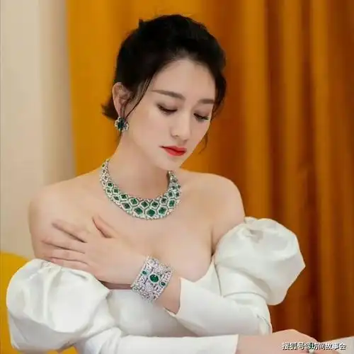 李小冉穿白色抹胸长裙窈窕动人!雪肤玉貌美到发光_年龄_生活_魅力