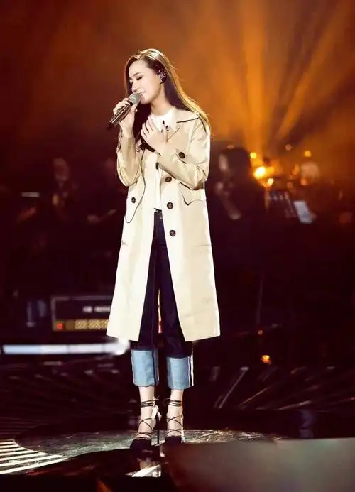 谭晶除了是歌唱家还是一枚时尚的不要不要的美女