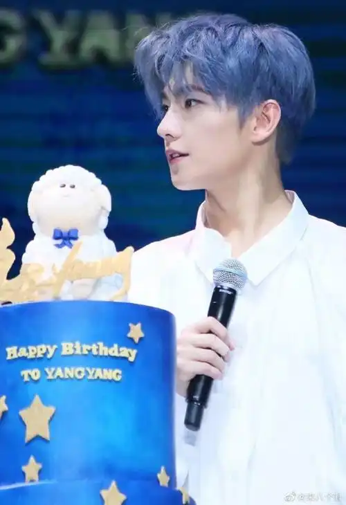 杨洋超话#杨洋17年蓝发造型#我淦 我不允许还有人没有看过杨洋蓝发心