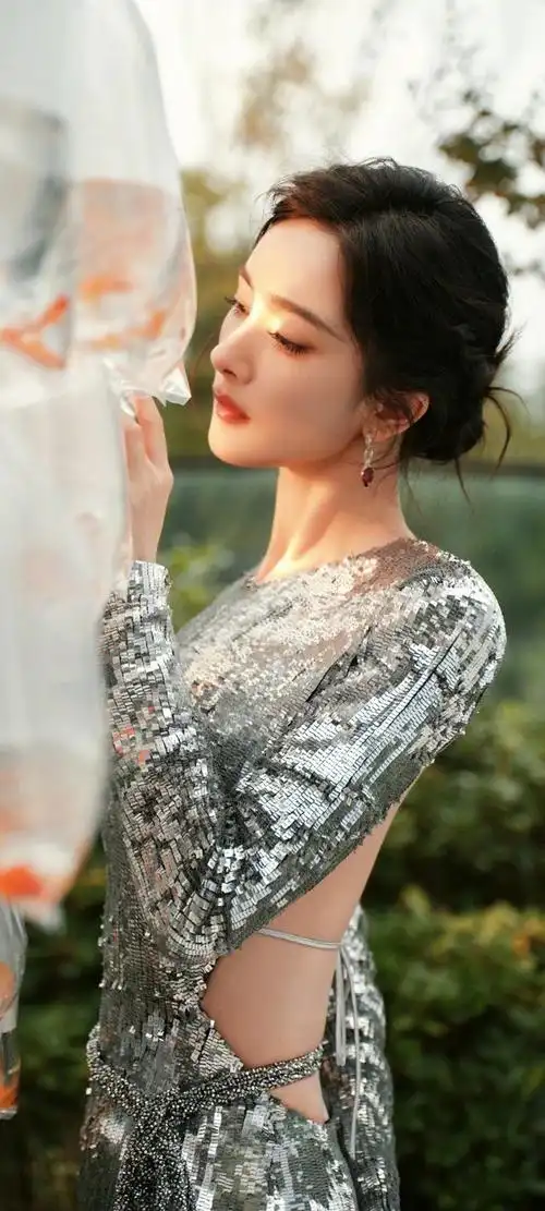 在这组壁纸中,杨幂身穿一袭银色亮片裙,展现出她的优雅与高贵.