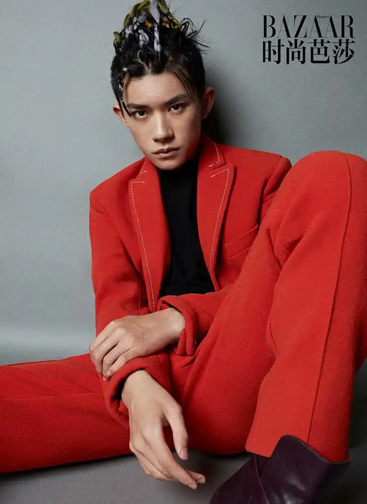 易烊千玺登《时尚芭莎》十月刊封面 释义自我风格不被定义