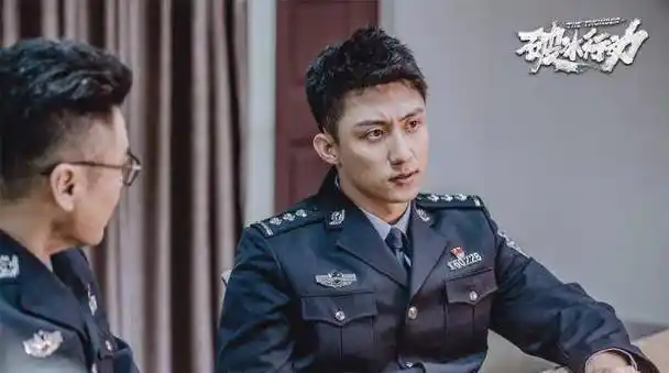 原创原创破冰行动未播先火黄景瑜制服照燃爆网络