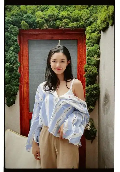 林允晒素颜照肌肤白嫩闭眼灿笑感染力超强