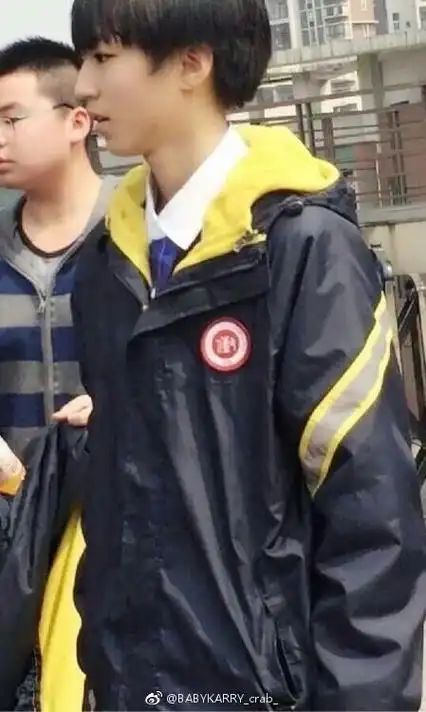 王俊凯的高中毕业照