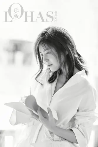 陈妍希清新自然登杂志封面 慵懒诠释幸福定义