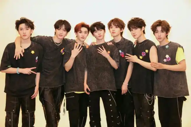 时代少年团首场团体舞台穿搭