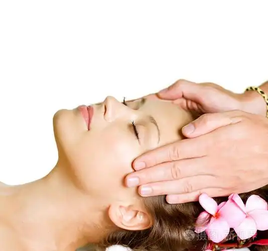 水疗按摩.美丽的女人面部按摩.日间水疗中心照片-正版商用图片04p8l5-