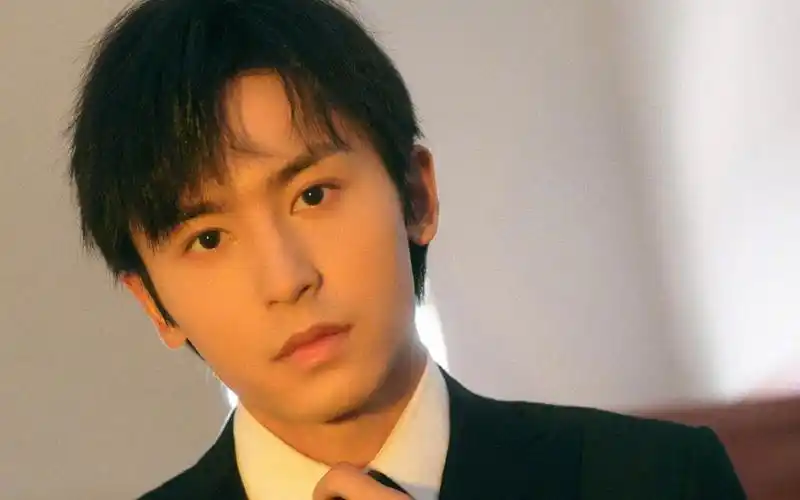 张哲瀚帅气有型写真桌面壁纸